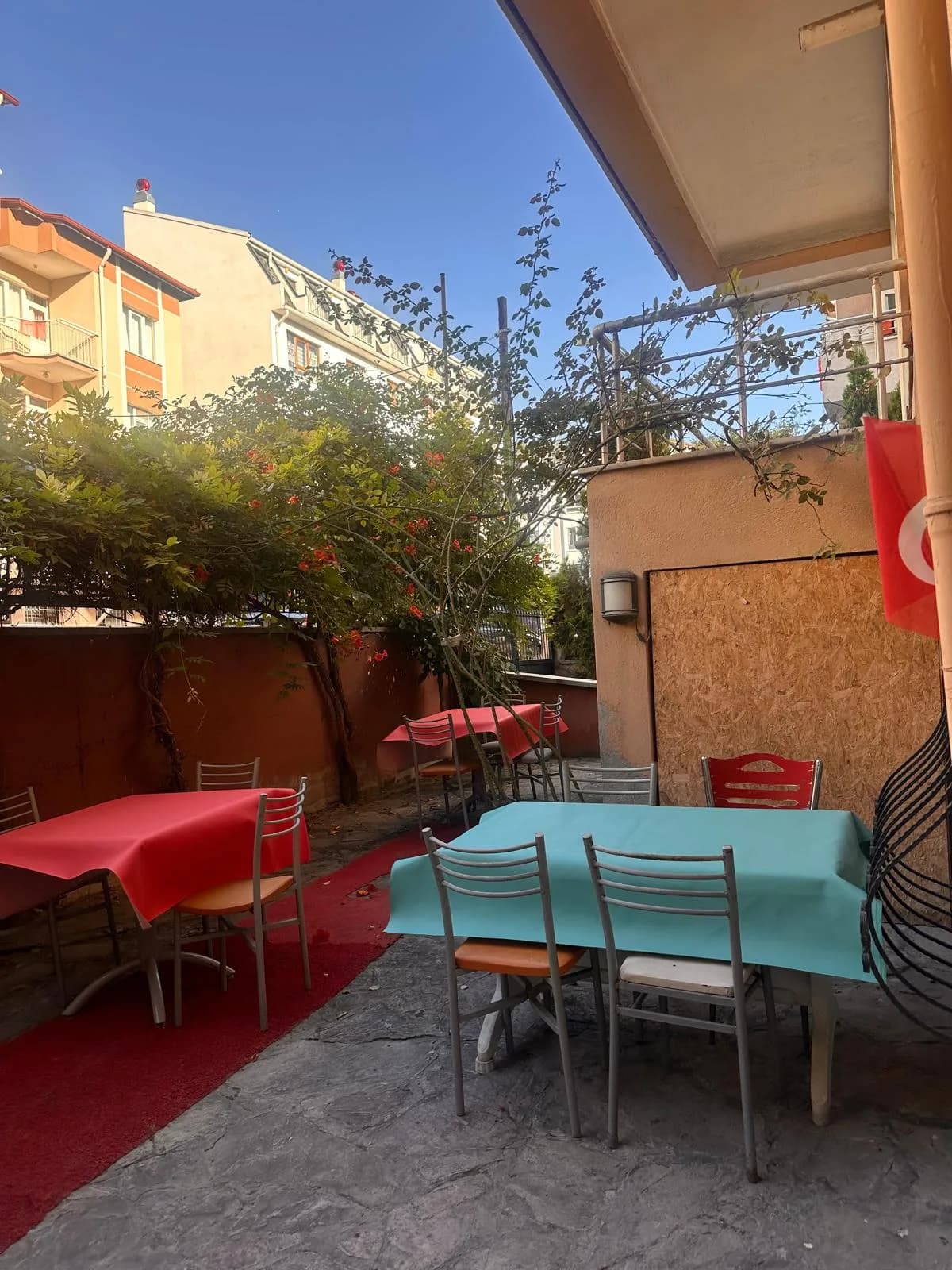 Elit Kız Öğrenci Yurdu bahçesinde masa, sandalye ve açık alan oturma düzeni